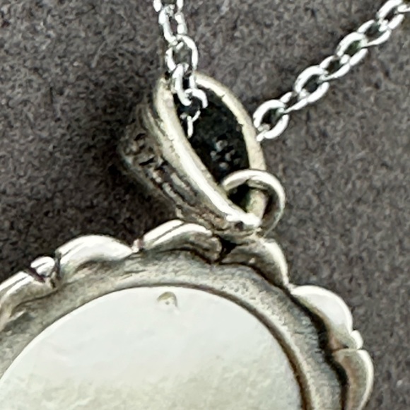 Round Shell with Girl and Feather/Flowers Carving Silver 925 Case and Chain - Picture 4 of 11